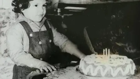 Îl recunoști? Băiețelul vesel este astăzi unul dintre cei mai apreciați ARTIȘTI din România