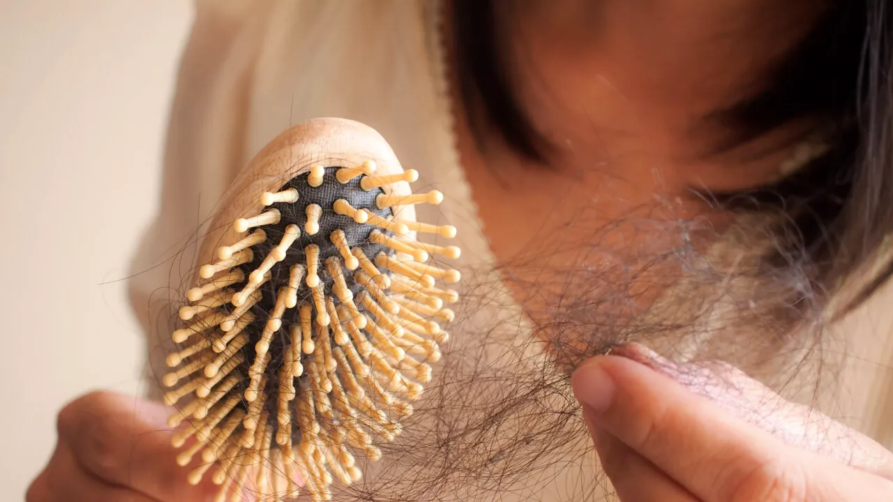 Un medicament ieftin și vechi ajută la combaterea căderii părului. Medicii dermatologi dezvăluie care este tratamentul-minune pentru această afecțiune