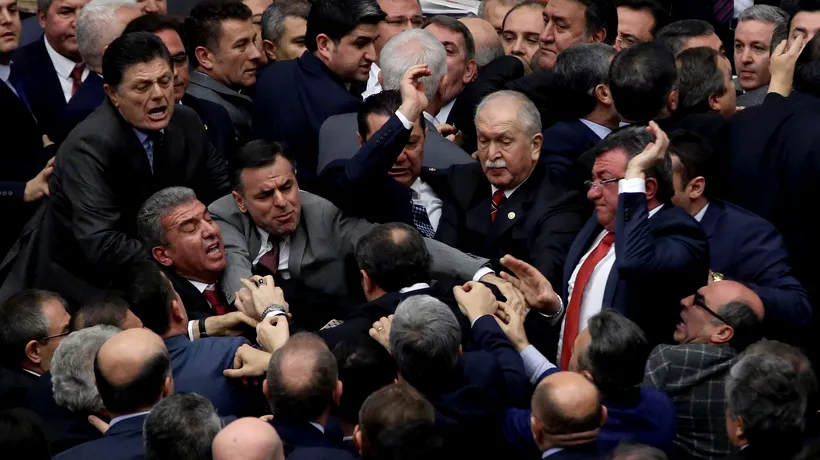 Turcia: reformă constituțională, în stare de urgență 