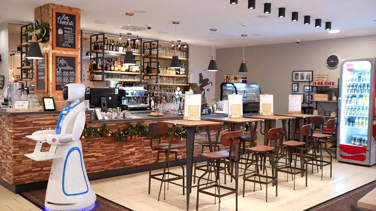 DANSEAZĂ pe Gangnam Style și imită MUGETUL unei vaci. Cafeneaua din Budapesta unde clienții sunt SERVIȚI DE ROBOȚI