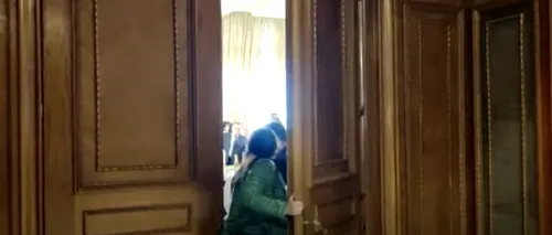 VIDEO. Petrecere fără mască, de ziua lui Ludovic <i class='ep-highlight'>Orban</i>, la Parlament 