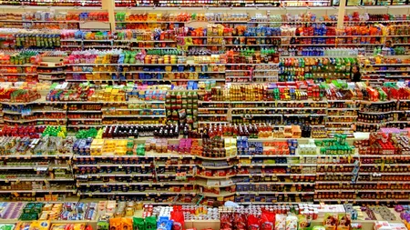 Marea Britanie va restricționa promovarea alimentelor bogate în grăsimi, sare şi zahăr, pentru reducerea obezităţii