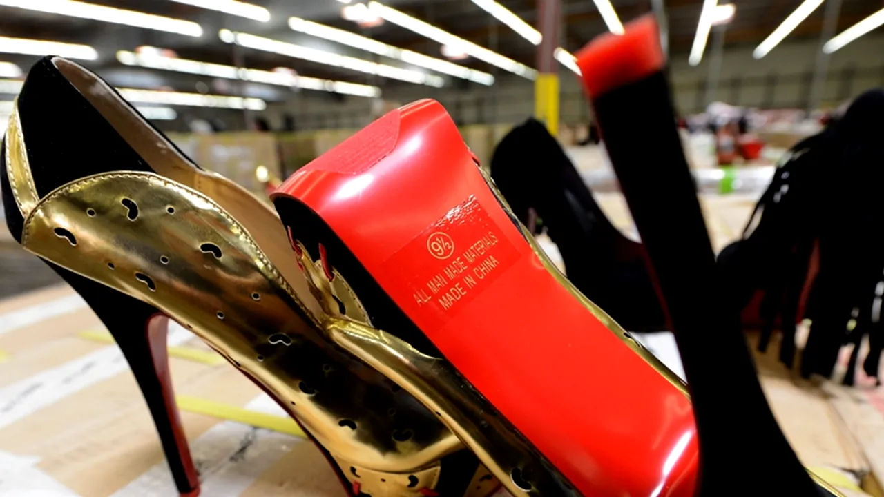 Yves Saint Laurent a renunțat la procesul intentat casei Louboutin pentru pantofii cu tălpi roșii