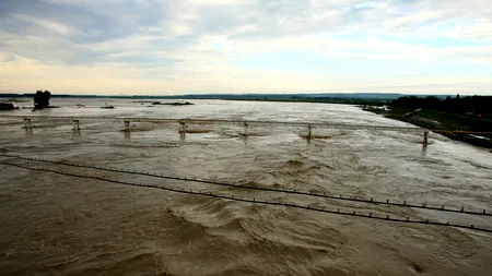 Mai multe râuri din sud-vest sunt, luni, sub cod galben de inundații