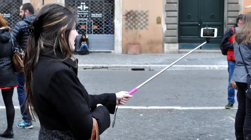 Orașul european care a interzis folosirea selfie stick-ului