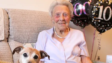 O bătrână de 102 ani din Marea Britanie a găsit mormântul copilului său născut mort, după 76 de ani: ”Mă simt ușurată”