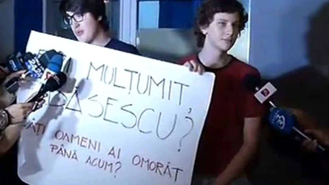 Protest la Spitalul Floreasca, unde e internat Adrian Năstase după tentativa de sinucidere. VIDEO