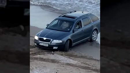 Ce a pățit șoferul de Octavia care a rămas blocat cu mașina pe o plajă din 23 August