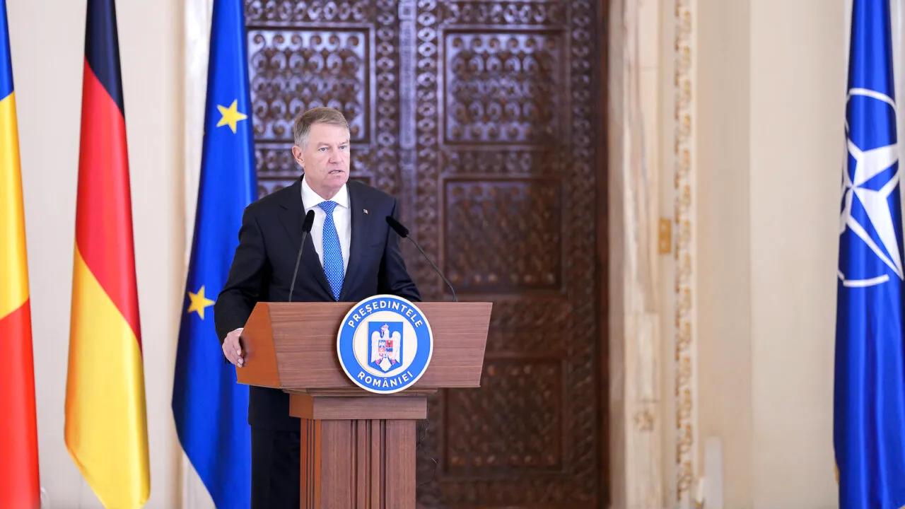 Iohannis a sesizat la CCR legea privind transmiterea a 35 de terenuri, din domeniul public, în proprietatea privată a Universităţii „Regele Mihai I”