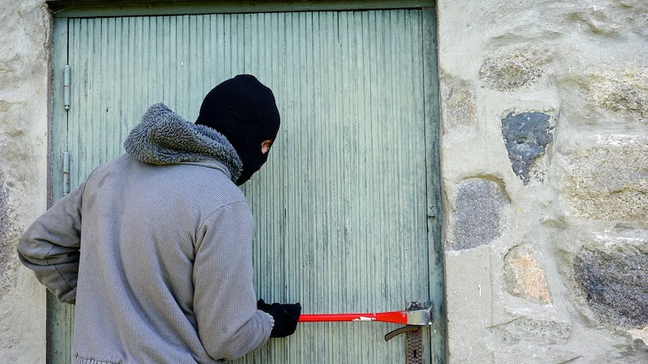 Ce le face un bărbat cu probleme psihice locuitorilor unei comune din Satu Mare. Oamenii sunt TERORIZAȚI