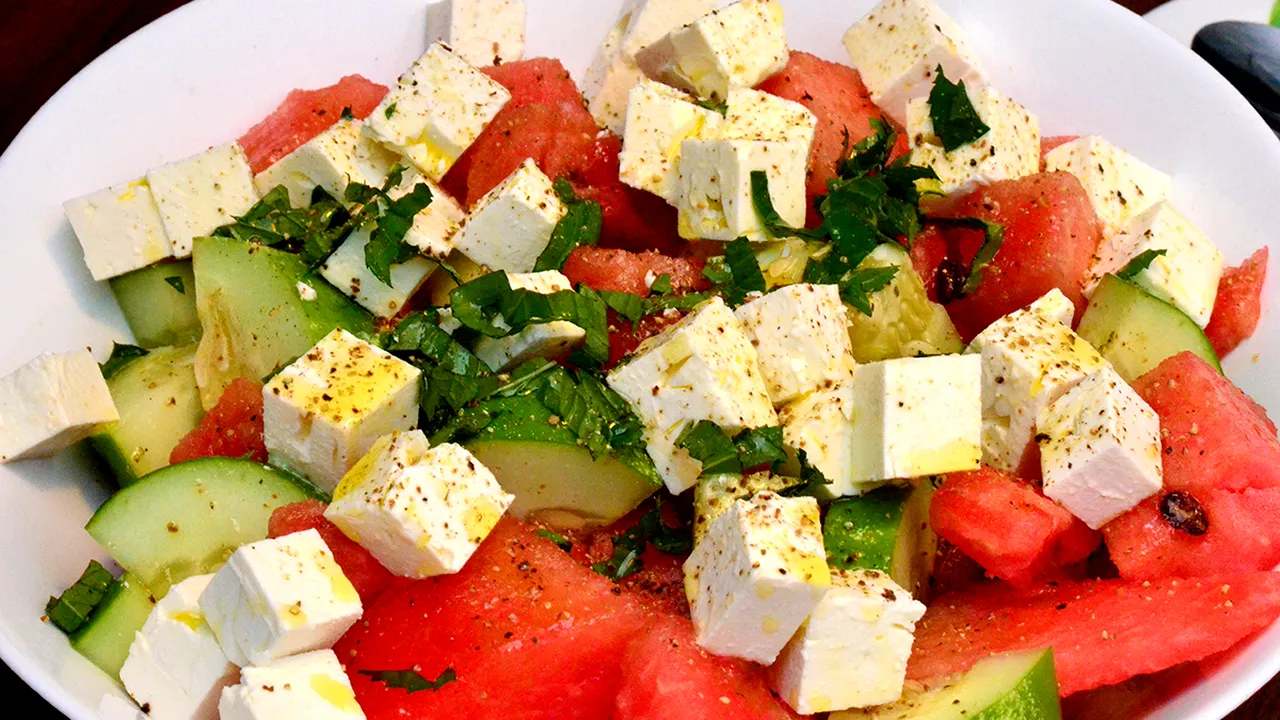 Cât îngrașă brânza cu roșii