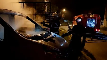 Patru mașini au fost incendiate într-o parcare din Curtea de Argeș. Polițiștii au început o anchetă - VIDEO / FOTO