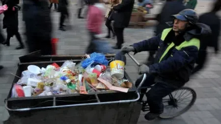 Dar din dar se face Rai. Povestea emoționantă a gunoierului care își doneză de peste 30 de ani o bună parte din micul salariu