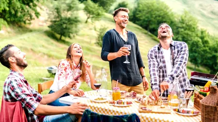 Restaurant sătesc în bătătură. Mâncare și băutură direct din spatele casei sau mănăstirii. Ce prevede LEGEA Punctelor Gastronomice Locale