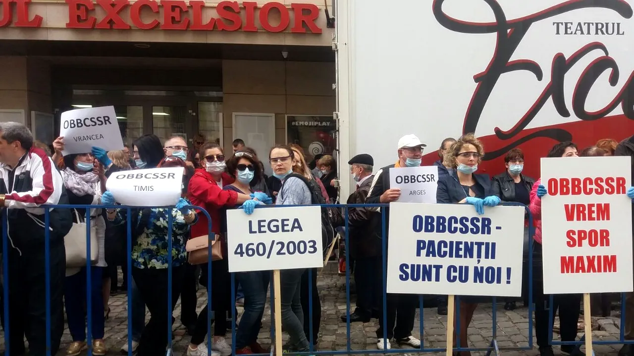 Protest cu măști chirurgicale în fața Ministerului Sănătății. Biolog: „Am ajuns să iau cu 600 de lei mai puțin