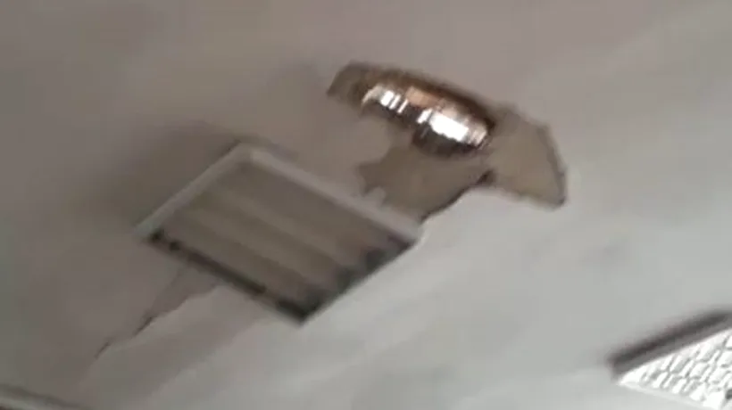 O parte din tavanul unei școli din Gorj s-a prăbușit, în timpul pauzei