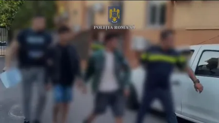 Viața bate filmul! Trei tineri au FURAT mașina unui bărbat, aflat la sala de fitness. Cum au sustras cheia autoturismului din ghiozdanul acestuia