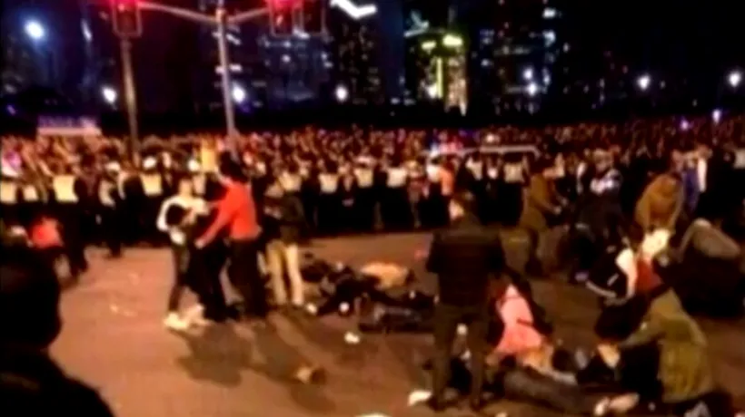 Cel puțin 36 de morți și sute de răniți într-o busculadă produsă de Anul Nou la Shanghai. Care este prima ipoteză privind cauza incidentului