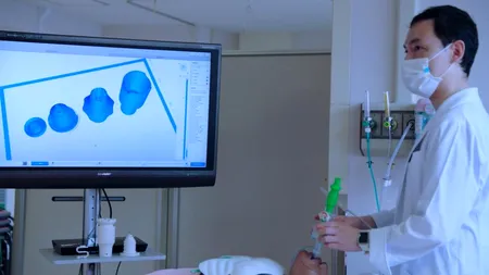 Noile tehnologii japoneze ajută la combaterea COVID-19: ventilator fără electricitate și ecran care reduce atingerea