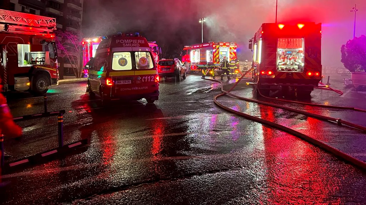 Incendiul de la Iulius Mall din Cluj a fost PROVOCAT. Trei tineri, suspectaţi că ar fi aruncat „un obiect pirotehnic de mici dimensiuni”