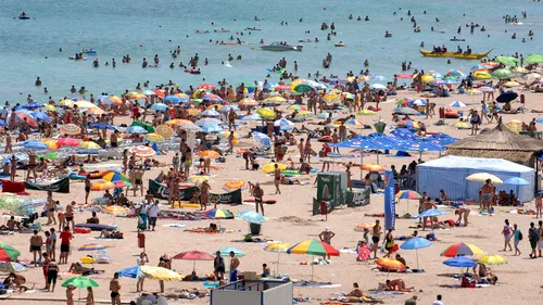 FOTO. Cum arată prima plajă amenajată la Mamaia pe timp de pandemie. La ce distanță sunt șezlongurile