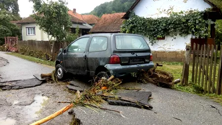 Locuințe și curți inundate în Galați după o viitură pe un pârâu