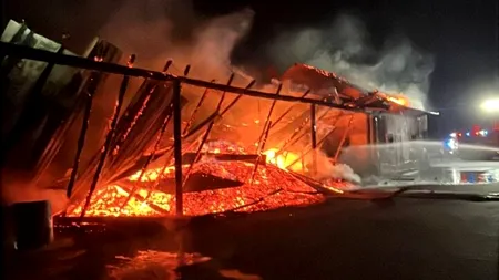 Incendiu de proporții în județul Mureș. Au ars o hală industrială şi o casă