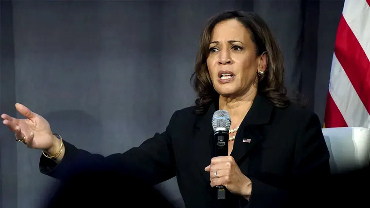 VIDEO | Zeci de migranți sud-americani, dați jos din autocare și lăsați în fața casei vicepreședintei SUA, Kamala Harris