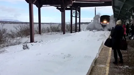 Acesta este VIRALUL momentului: un tren intră în gară după o furtună de zăpadă. Toată lumea a scos telefoanele să filmeze