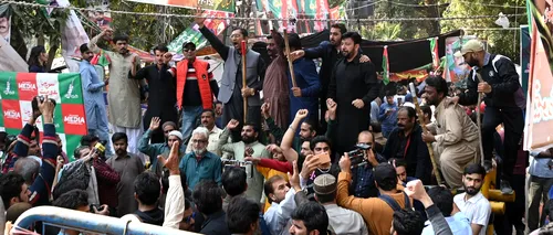 FOTO | Pakistan: Fostul premier Imran Khan s-a baricadat în casă pentru a nu fi arestat. Sute de oameni s-au adunat pentru a-l susține
