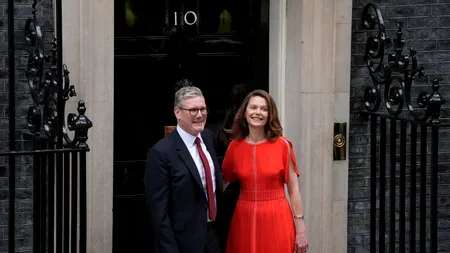 Cine e Victoria Starmer, soția noului premier britanic. Cei doi se instalează în Downing Street 10 alături de copii, pisica Jojo și un hamster