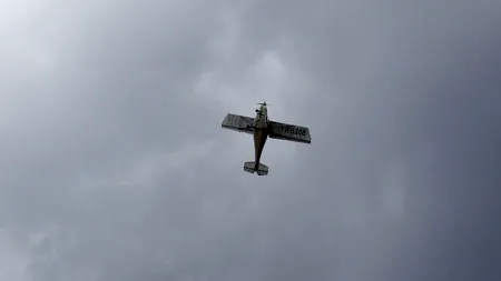 Un bărbat a murit, iar fiica sa a fost grav rănită, după ce un avion a efectuat o aterizare de urgență pe o plajă