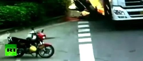 O motociclistă a luat foc după a fost lovită de un camion. VIDEO