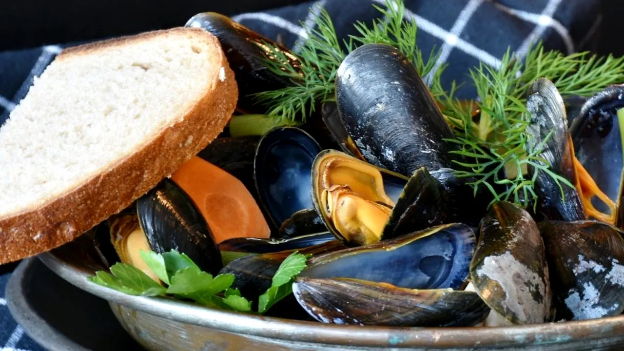 ANSVSA dă vina pe Apele Române și pe Ministerul Educației în cazul interzicerii recoltării de midii din Marea Neagră