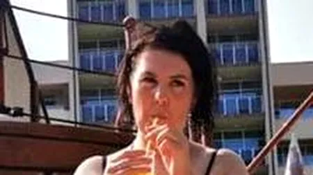 Un tată i-a cumpărat fiicei sale un costum de baie imprimat cu fața lui, pentru a împiedica privirile insistente ale bărbaților de pe plajă