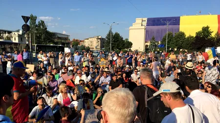 Îmbrânceli în Piața Victoriei. Mihai Dide a fost ridicat de jandarmi. Trafic blocat