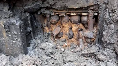 Lăzi cu grenade neexplodate, găsite într-un depozit situat la 4 metri adâncime. Accesul interzis pe o rază de 100 de metri