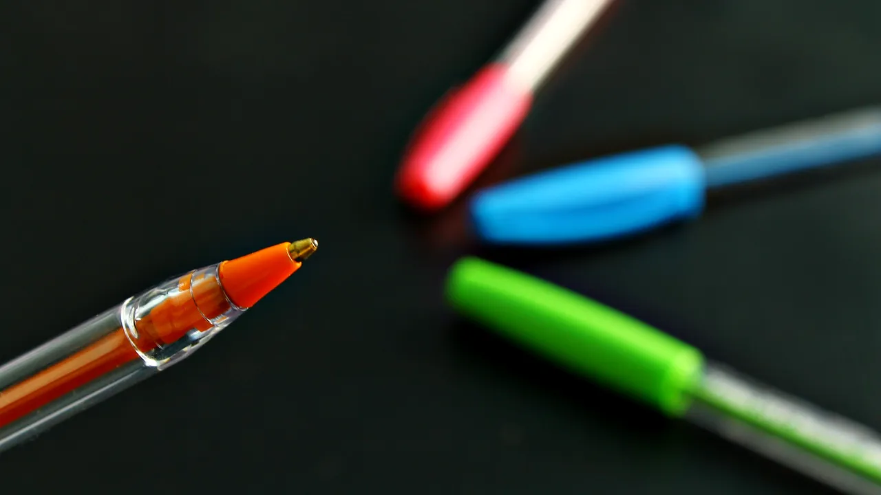 Motivul pentru care toate capacele de pix au un orificiu în partea superioară