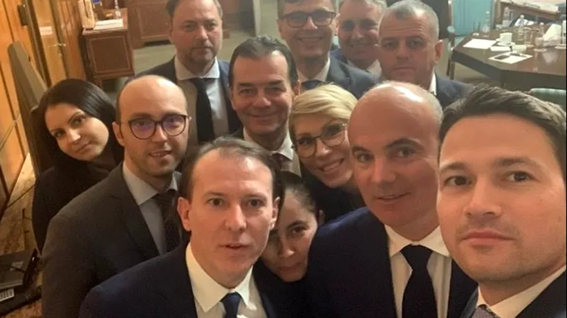 Cum s-a fotografiat Florin Cîțu imediat după anunțul lui Klaus Iohannis. Selfie-uri în sediul Guvernului