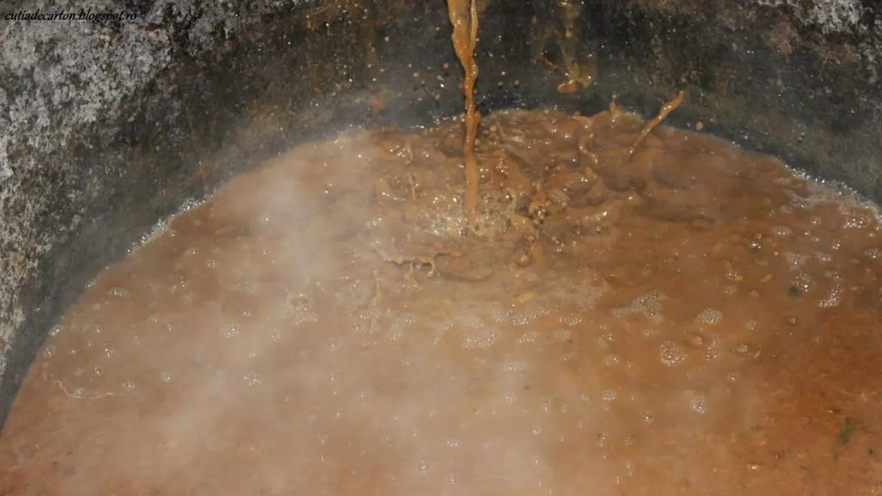 Accident șocant în Sălaj. O femeie are arsuri mari după ce a căzut într-un cazan în care fierbea borhotul pentru țuică