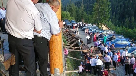 14 nuntași AU CĂZUT ÎN GOL de pe terasa unei pensiuni din stațiunea Durău