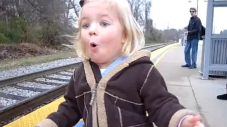 Reacția amuzantă a unei fetițe de trei ani pe peron, la venirea trenului. VIDEO