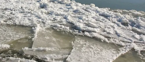 Copil de șase ani salvat după ce a căzut într-un lac de la marginea Sibiului, unde se juca pe gheață
