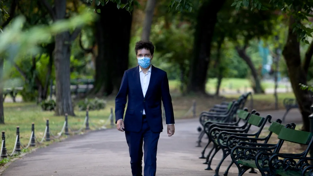 A început curățenia în Parcul Cișmigiu. Primarul Nicușor Dan: „Vom decide dacă o să continuăm cu ALPAB prin muncitori angajaţi sau dacă o să externalizăm”