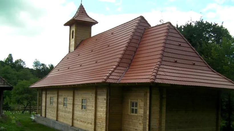 Biserici de lemn, ridicate la comandă, contra unui cost de 22.000 de euro. GALERIE FOTO