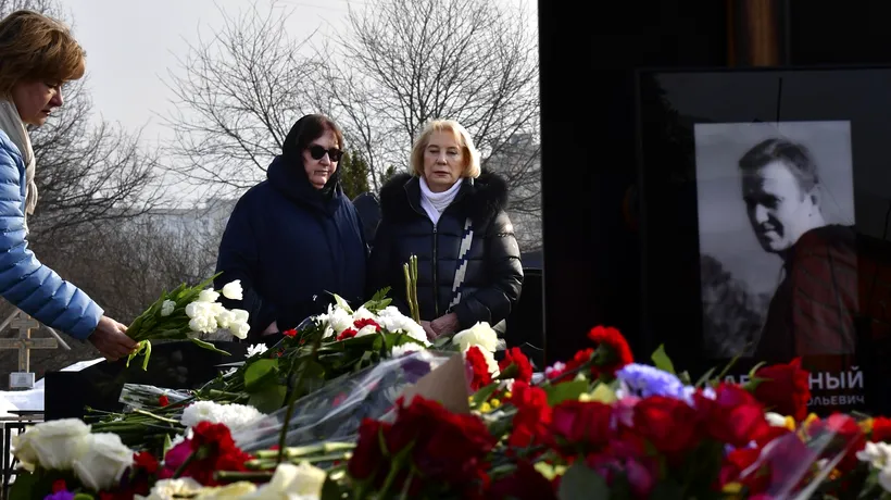 Mama lui Navalnîi a venit la cimitir, la o zi de la ÎNMORMÂNTARE