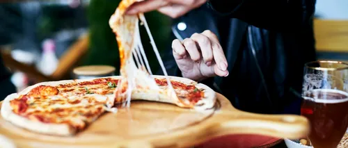 PIZZA cu „răvaș”. Descoperirea șocantă făcută de o femeie după ce a comandat o pizza la pachet: „Nu au vrut să-mi dea banii înapoi”