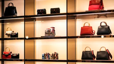 Bogații SĂRĂCESC. Oamenii cumpără din ce în ce mai mult produse second-hand de lux