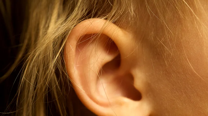 De ce nu trebuie să îți cureți urechile cu bețișoarele de vată