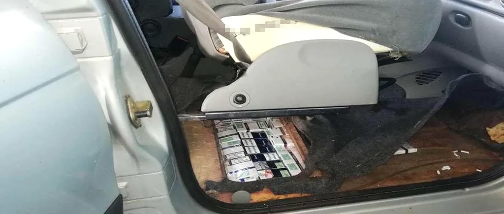 Aproape 3.000 de pachete cu țigări, ascunse în podeaua unei mașini, au fost confiscate